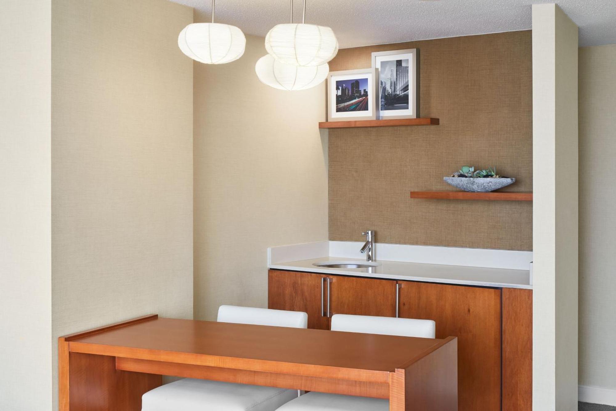 Redondo Suite 1 Bedroom Suite 1 King Sofa bed City view